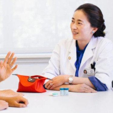 doctor-talking-with-a-patient