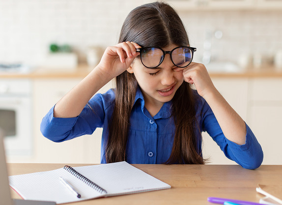 girl-having-trouble-with-her-eyes