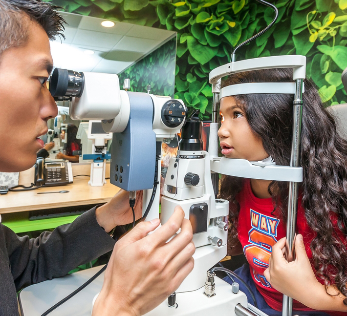 doctor-giving-an-eye-exam-treehouse-eyes