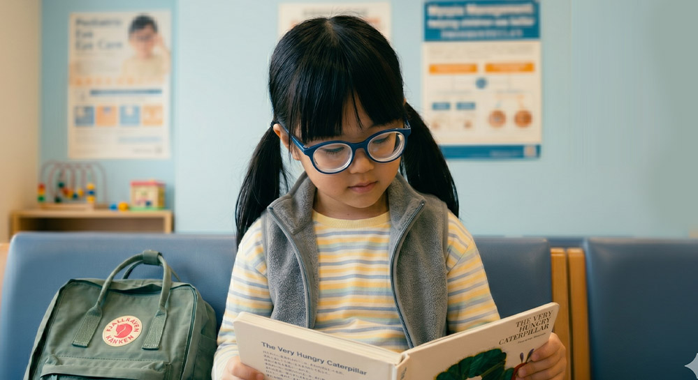 Girl-with-red-flag-myopia