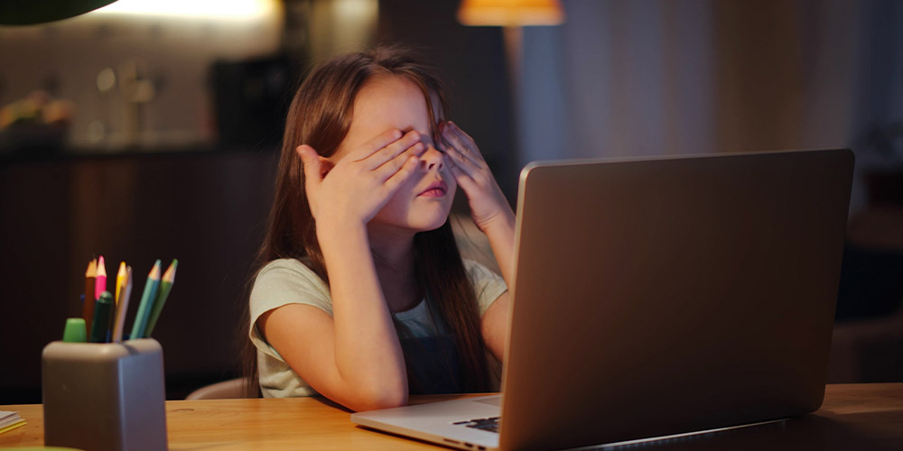 rubbing-eyes-with-myopia